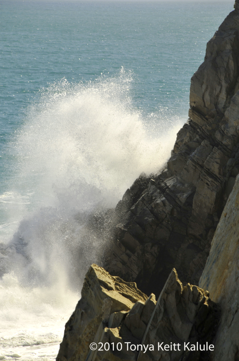 Photographer's Life: Waves Beating A Rock Formation