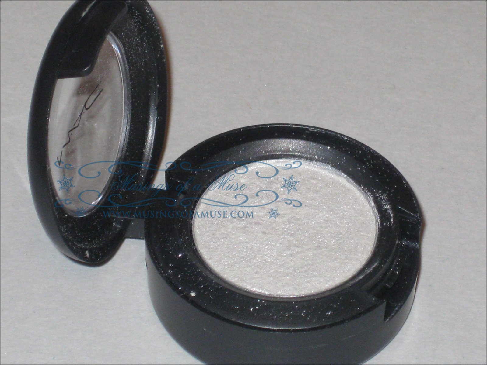 [MAC+Eye+Shadow+Forgery+2.jpg]