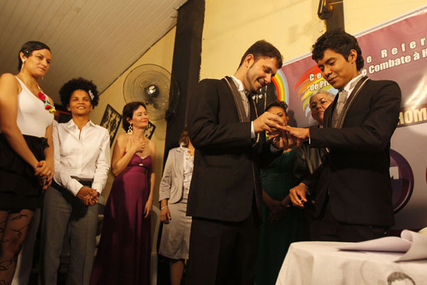 http://2.bp.blogspot.com/_CUL68g2O8JQ/TDNHJpPevSI/AAAAAAAABLk/v4ZFcwXqRyw/s1600/212925pacasamento_gay__foto_tarso_sarraf_0019.jpg