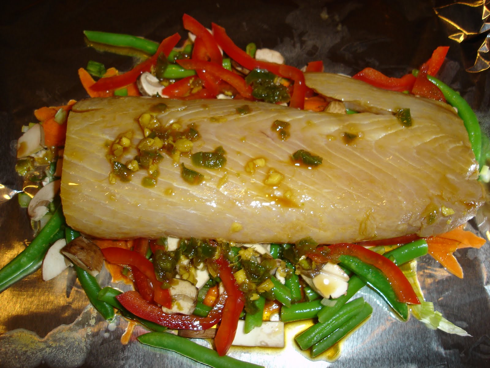 судак в фольге с овощами в духовке. судак в духовке порционно с овощами. рыба запеченная с овощами. судак фаршированный целиком. судак в духовке целиком.