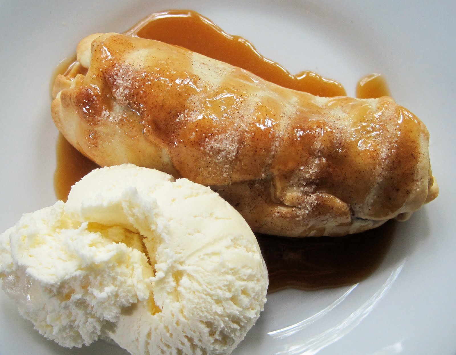 бананы в тесте. банан в тесте в духовке. жареные бананы в тесте. слойка с бананом и шоколадом. фрукты в кляре.