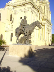 El padre Eusebio Francisco Kino, monumento frente a la Catedral de Hermosillo