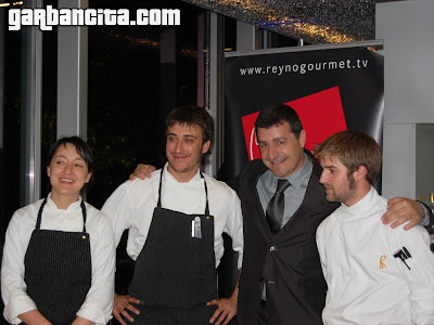 Josep Roca con el equipo de cocina del Celler Can Roca, dirigido por Raúl Cisneros