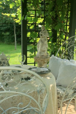 [black+and+white-21-757985.jpg]