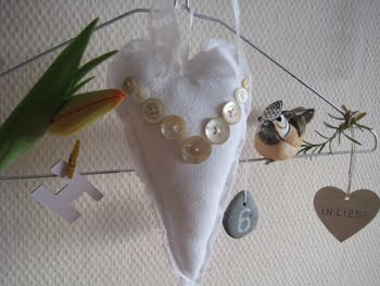 [klHerzKnöpfnahgr.JPG]