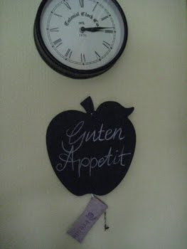 [Apfeltafel_mit+Uhr.JPG]