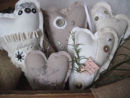 [HerzenNatin+Kiste.JPG]