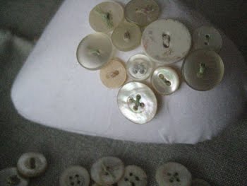 [Knopfherz_Knöpfe+aufkleben1.JPG]