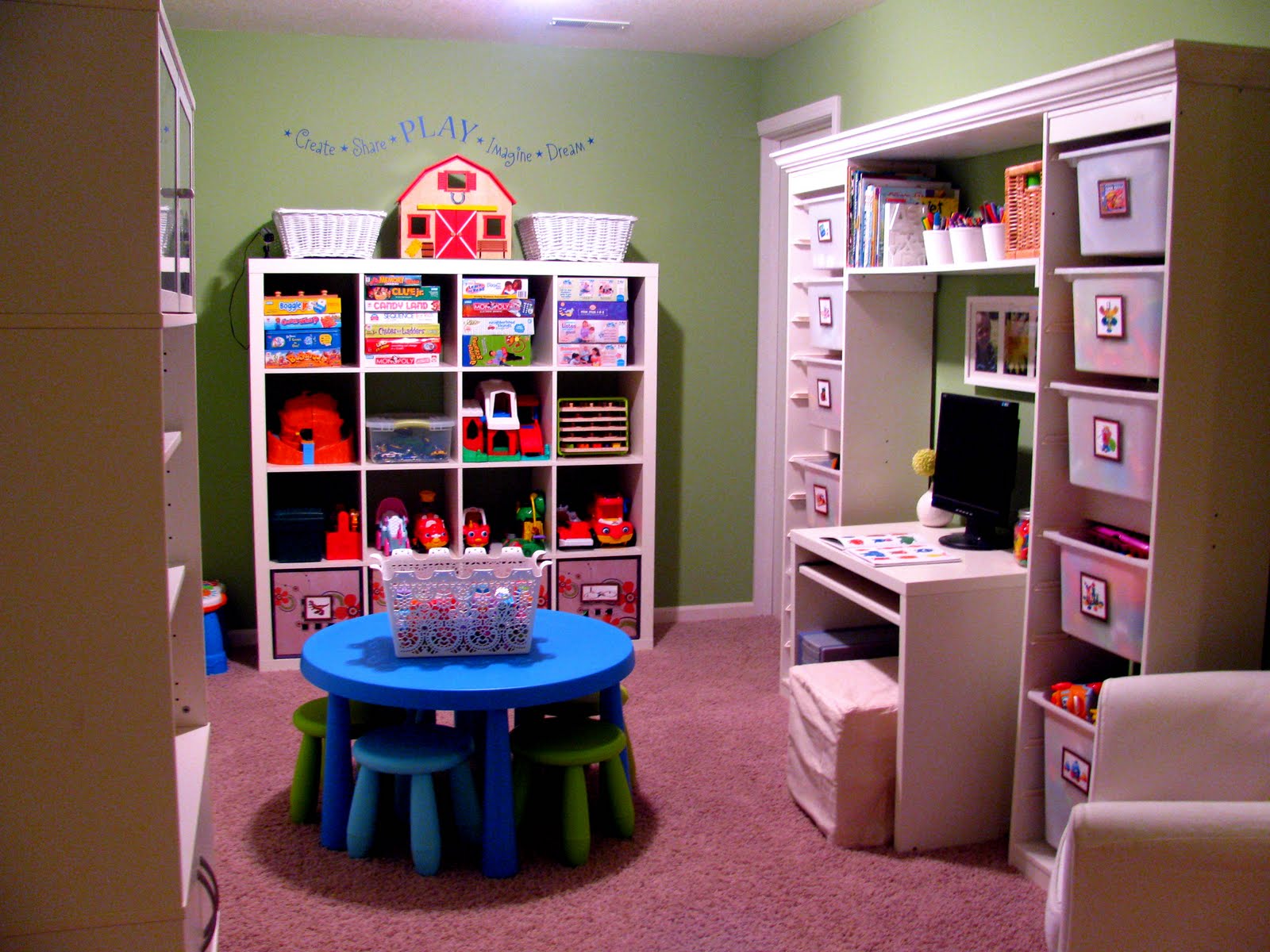 Bedroom toys. Организация пространства в детской. Игровая комната для детей. Игровая в детской комнате. Игровая зона в комнате девочки.