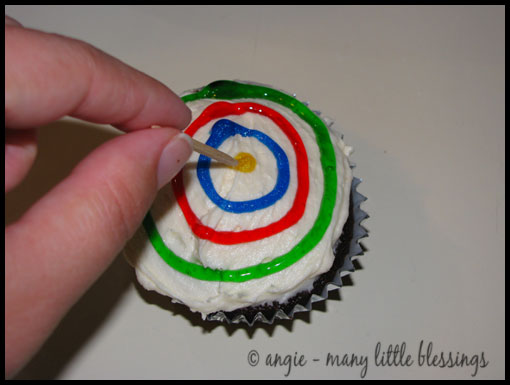 [spin_art_cupcakes_3.jpg]