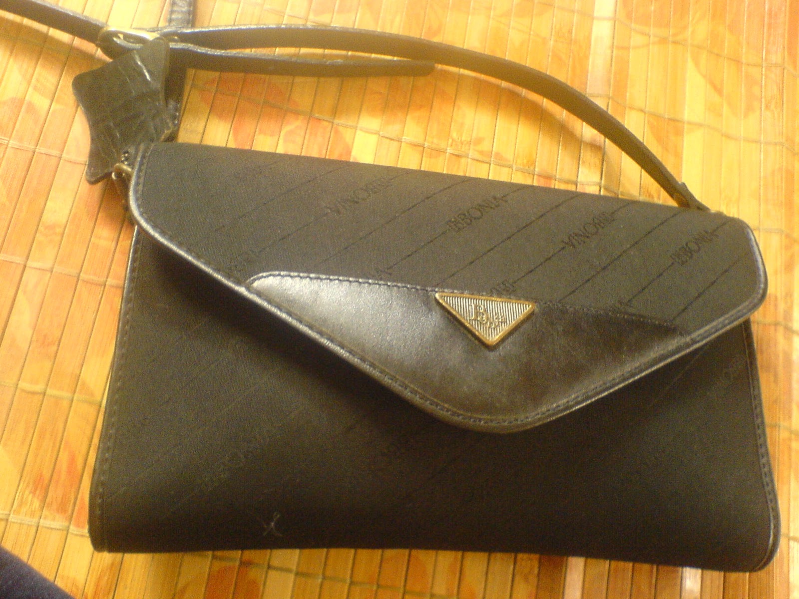 THE BAGBLOGSHOP.: VINTAGE BONIA SLING BAG (SOLD)