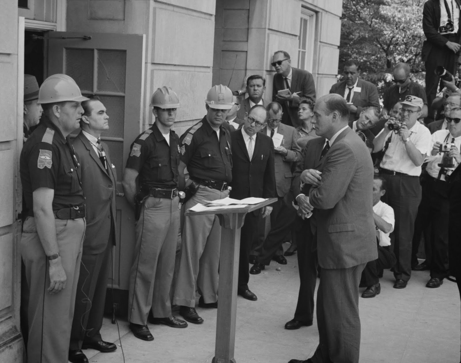 Governor_George_Wallace_stands_defiant_at_the_University_of_Alabama.jpg