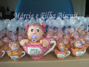 menina na xicara lembrança de cha de bebe