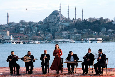 Idil Üner sings 'Şu karşıki..' at the Bosphore, Istanbul (snapshot from Fatih Akin's 'Head on' (2004) movie