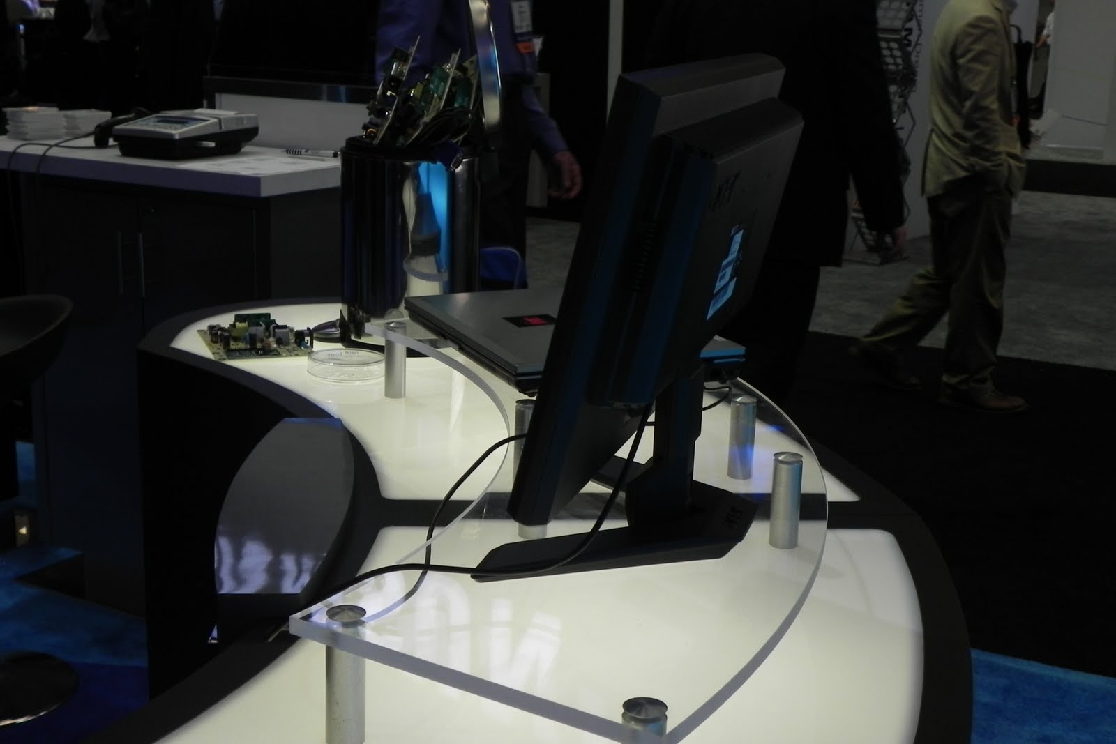 Information Display SID 2010 The Single Cable Monitor