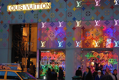 Louis Vuitton Fifth Avenue – Dinosaur Window Display