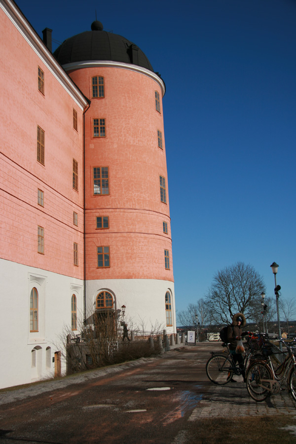 [Uppsala+18+mars+slottet+och+cyklist.jpg]