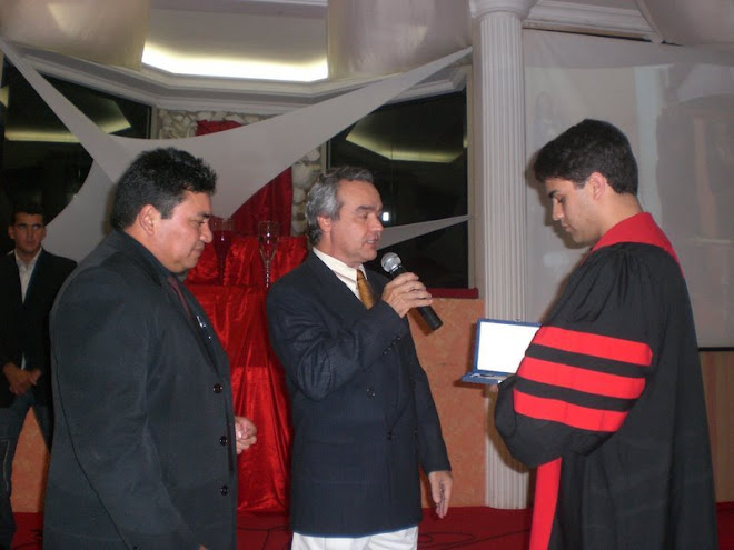 Rev. Prof. Dr. Italu Colares, PhD sendo homenageado pela Igreja Batista Nacional