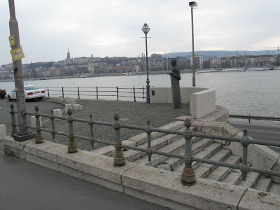 Budapest,  XIII. kerület, Szechenyi rakpart, Markó utca, Bibó István szobra, szobra, szobor, statue, denkmal, emlékmű