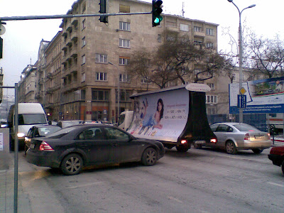 Célcsoport Média,  Hild tér, V. kerület,  Budapest, belváros, Magyarország, street art, mobil reklám, közlekedés,  pódiumautó
