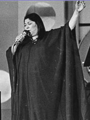 [mercedessosa0907193504102009emcena.jpg]