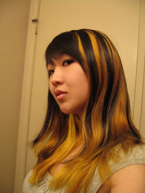 Волосы желто коричневый. Желтое мелирование на темные волосы. Желтые пряди. Желтое мелирование. Жёлтые пряди в волосах.