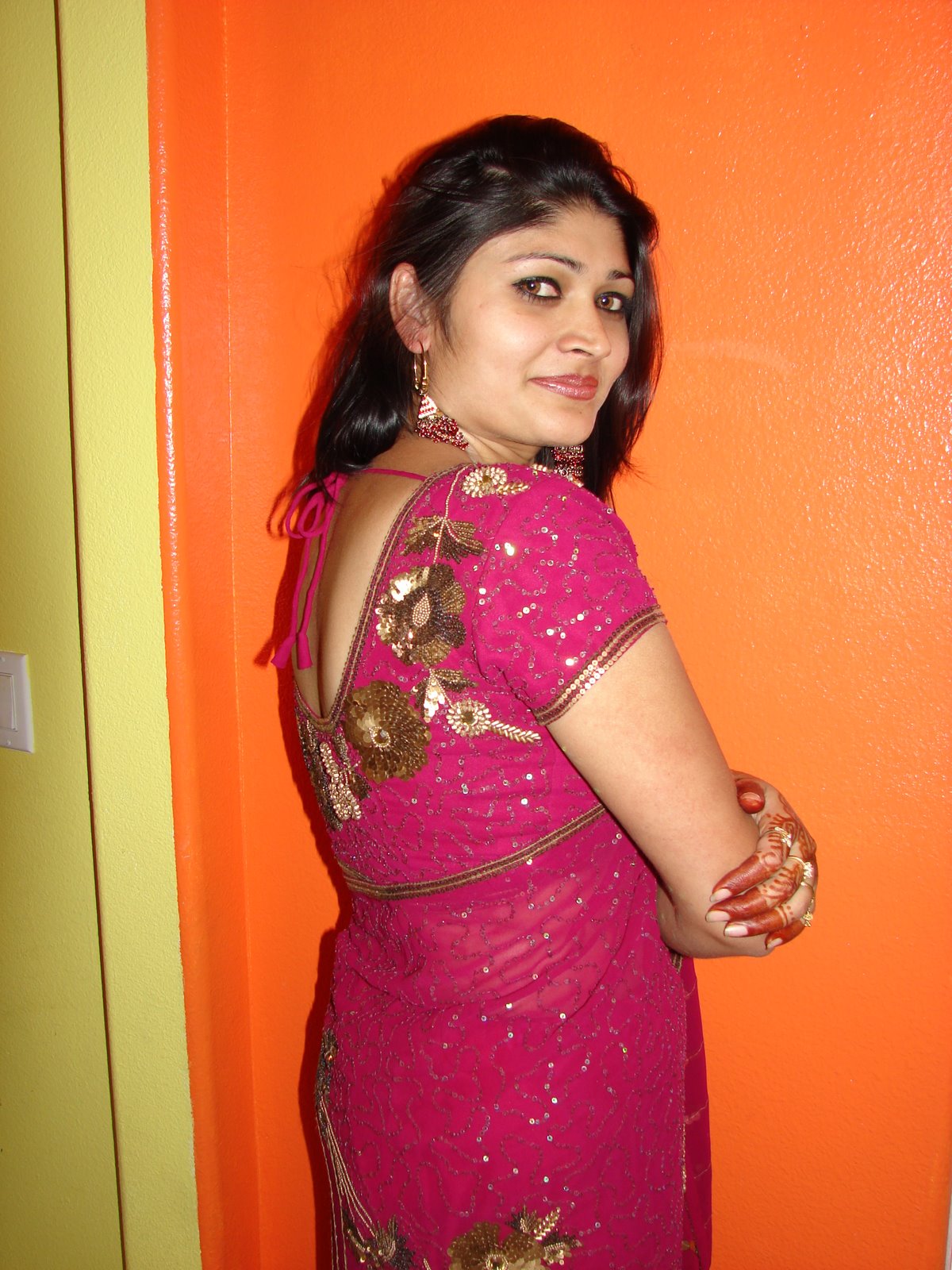 Lonely Aunty Alone In House ~ Pakistani Beauties Indian Girls Nri Girls