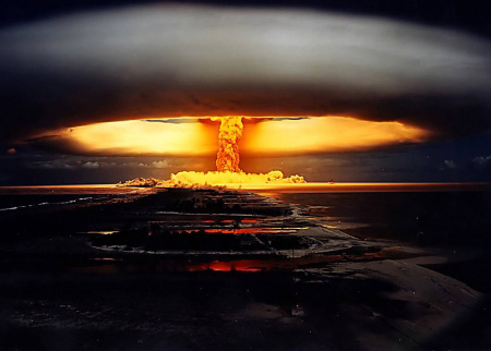 «Η Αμερική σε περίοδο παραφροσύνης»  «Πλησιέστερα σε πυρηνικό όλεθρο από ποτέ κατά τον Ψυχρό πόλεμο»