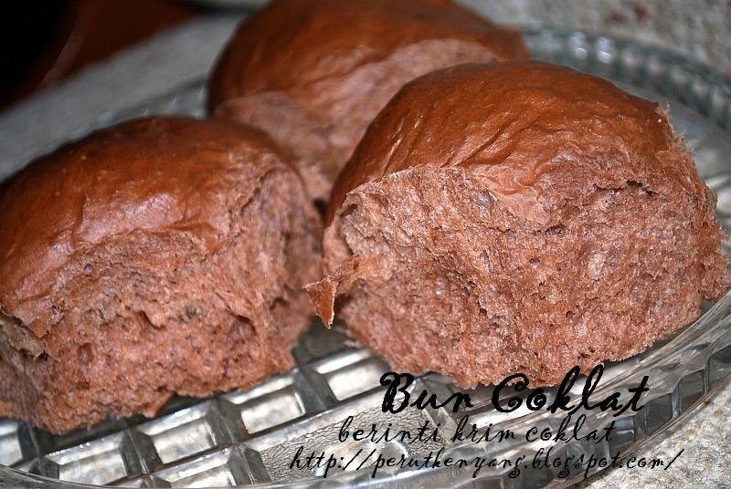 Dapur Suzi: Roti Bun Coklat Berinti Krim Coklat