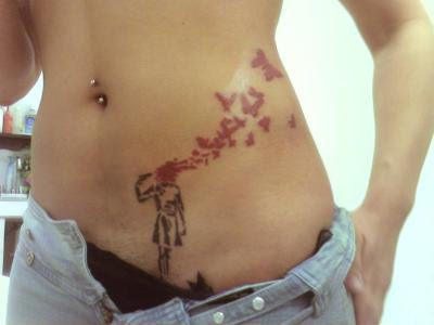 Tattoo: Sommerfugle ud på maven af pige