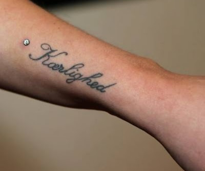 Anna David, piercing og tatovering på arm, 'Kærlighed'