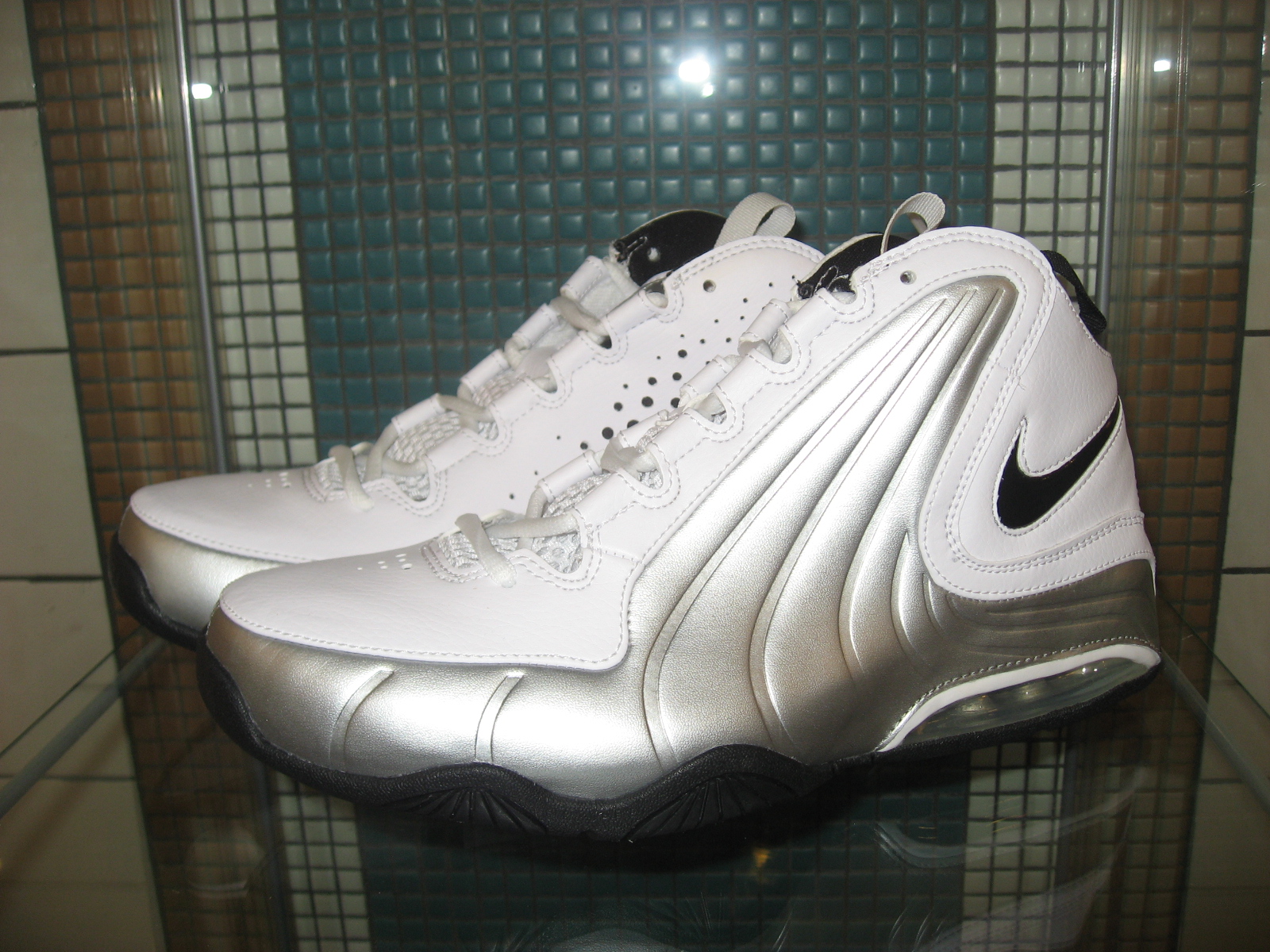 nike shoes with wavy lines