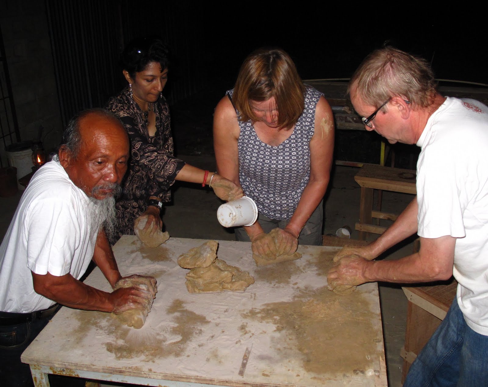 suriname Klei kneden met Soeki in het donker