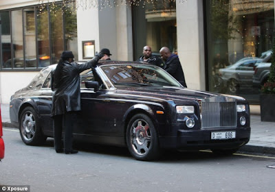 rollsroyce1 50 Cent breaks into own Rolls Royce while filming movie in London  