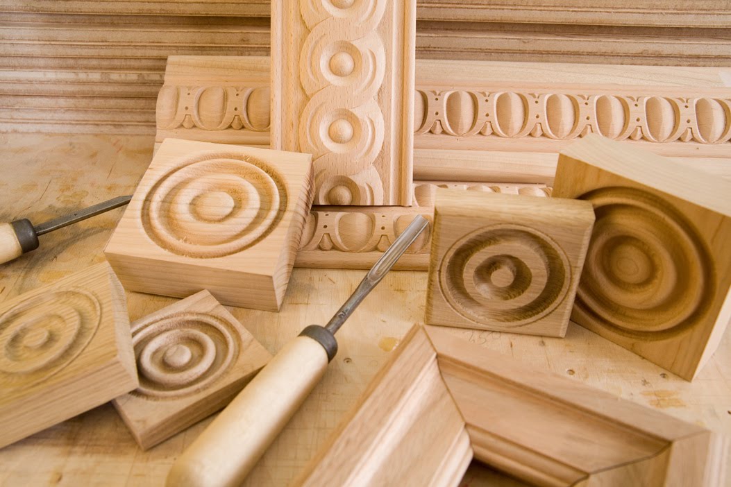 Сборка изделия отделка изделия. Отделка изделий из древесины. Декоративная отделка древесины. Резьба по дереву в интерьере. Изделия из дерева для отделки.