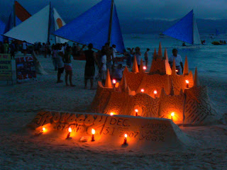 Obiective turistice Filipine: castel de nisip noaptea