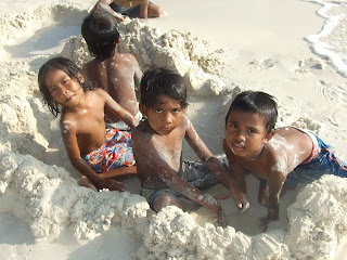 Copii care se joaca in nisip