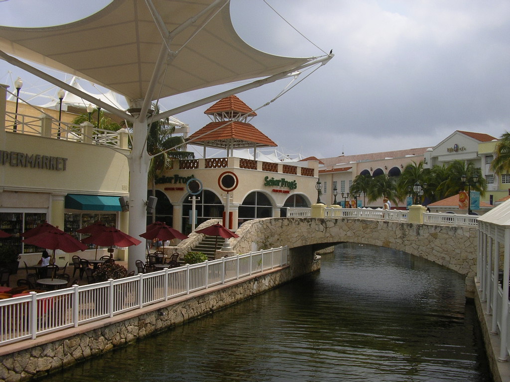 [44.+Mall+Isla+Cancun.jpg]