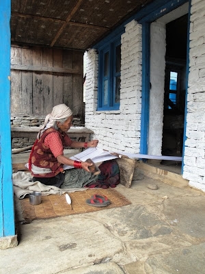 Imagini Nepal: femeie tesand la masina