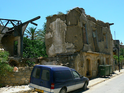 Imagini Nicosia: cladiri distruse de razboi pe Linia Verde