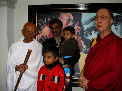 Obiective turistice Olanda: Gandhi si Dalai Lama in Madame Tussaud Amsterdam