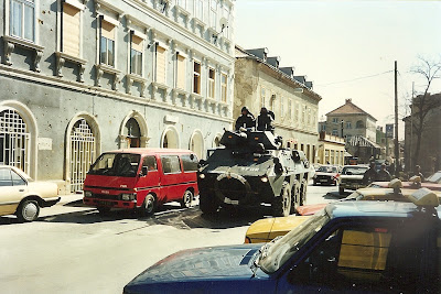 Imagini Bosnia: tancuri SFOR pe strazile orasului Mostar