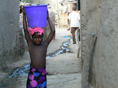 Imagini Djenne: fetita topless Mali