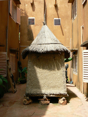 Cazare Mali: hotel Y'a Pas de Probleme Mopti - un granar de Dogon