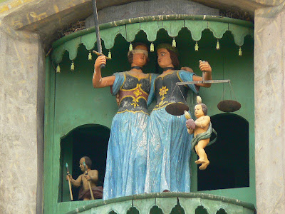 Imagini Romania: statuia Justitiei Turnul cu Ceas Sighisoara