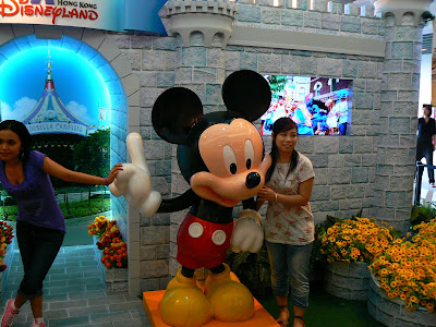 Imagini Hong Kong: Mickey Mouse din Victoria Peak Mall va invita la Disneyland