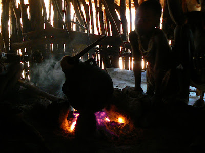 Imagini Etiopia: cafea pe foc intr-o coliba hamer
