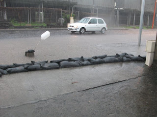 Rue qui devient torrent lorsqu'il pleut - les riverains se protègent des inondations avec des sacs