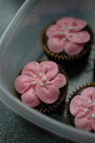 hello kitty cupcakes los angeles. She piped flower cupcakes with