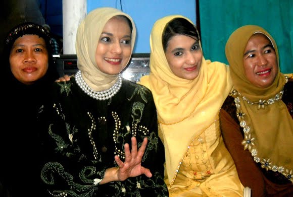 Yasmin Shahnaz Hasan dan Marissa Haque dalam Kelompok Perempuan Aisyiah Lamsel, 2010